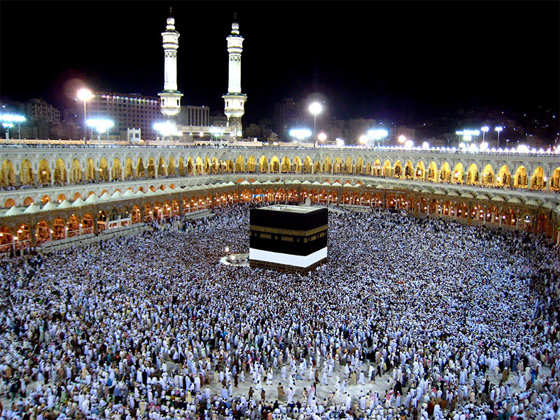 بالفيديو..رصد أصغر حاج في أول أفواج الحجاج